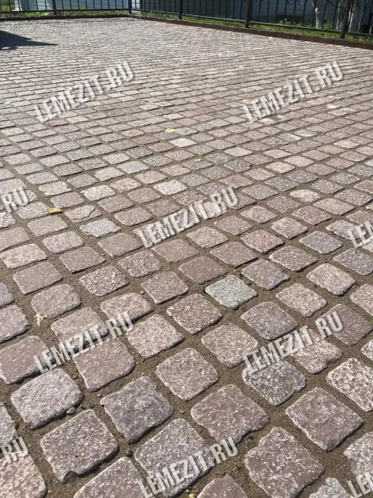 колотогалтованная брусчатка из лемезита 10х10 см для мощения двора